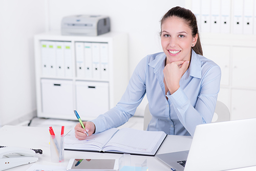 Foto einer Frau am Schreibtisch im Büro