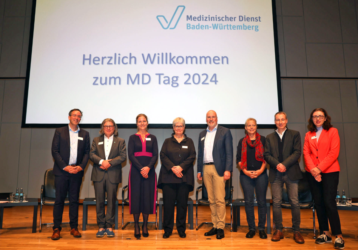 Das Bild zeigt die Teilnehmenden der Podiumsdiskussion am MD Tag sowie den Vorstand des MD Baden-Württemberg und den Leitenden Arzt.