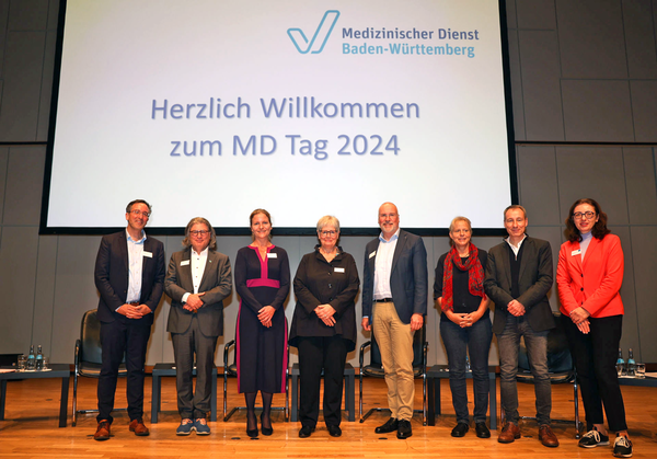 Das Bild zeigt die Teilnehmenden der Podiumsdiskussion am MD Tag sowie den Vorstand des MD Baden-Württemberg und den Leitenden Arzt.