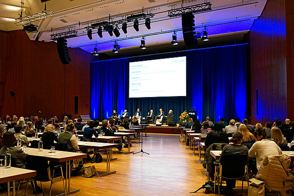 Das Bild zeigt den Hauptraum der Veranstaltung während der Podiumsdiskussion am MD Tag.