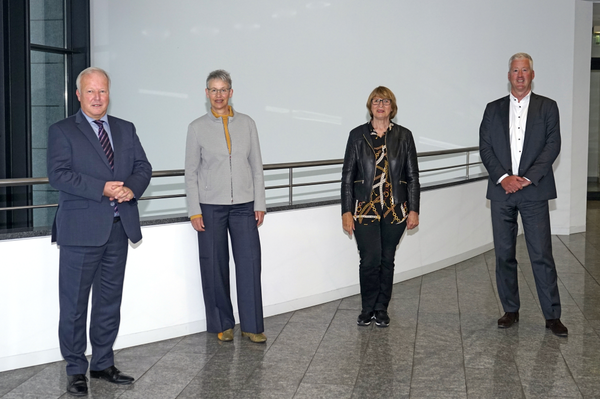 (von links nach rechts) Peter Weiß MdB, Biggi Bender (alternierende Vorsitzende), Monika Lersmacher (alternierende Vorsitzende), Erik Scherb (Geschäftsführer des MDK Baden-Württemberg)