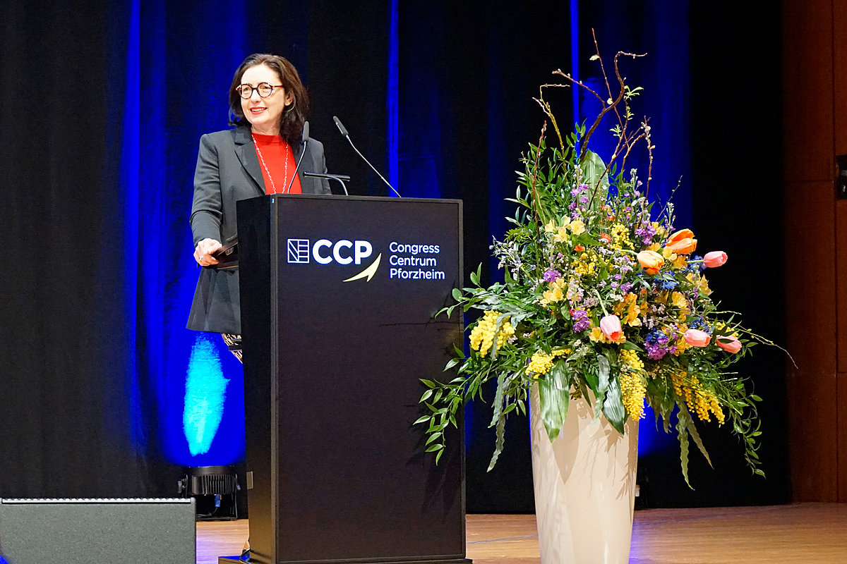 Das Bild zeigt die stellvertretende Vorstandsvorsitzende des Medizinischen Dienstes Baden-W&uuml;rttemberg auf der B&uuml;hne hinter dem Sprechpult im Congress Centrum Pforzheim