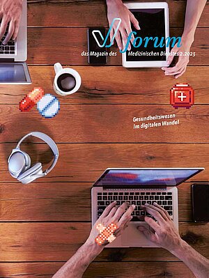 Titelbild der Ausgabe 2023-2 des Magazins forum (Tisch mit Tablet, Laptop und Kaffee, dazu verpixelte Grafiken von Tabletten, Pflaster und Arztkoffer)